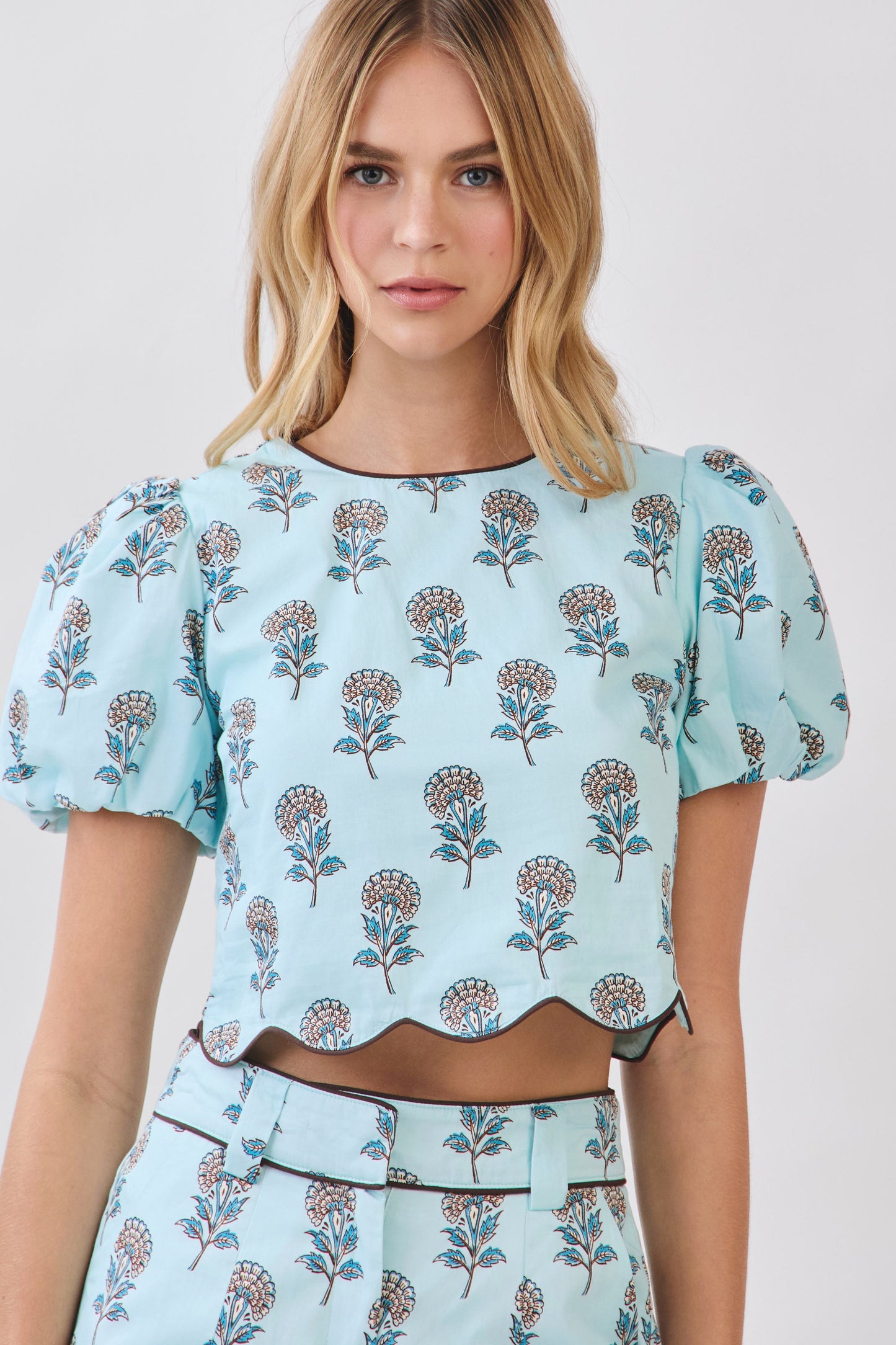 Scalloped Detail Floral Print Crop Top